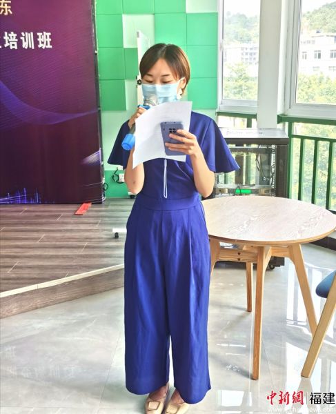 圖為參訓(xùn)學(xué)員代表宣讀倡議書。